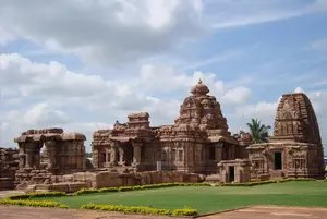 Pattadakal or Pattadakalu is another important historical place in Northern Karnataka along with Badami and Aihole. 