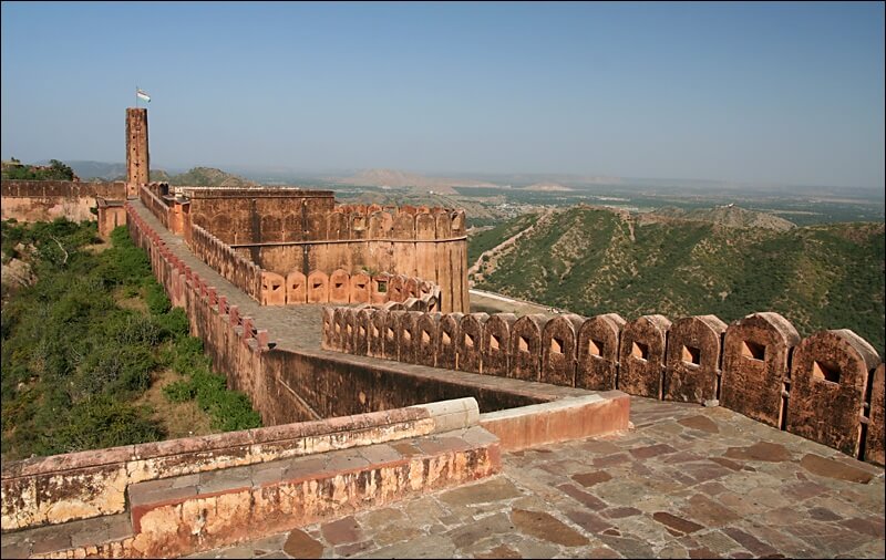Jaigarh Fort is Located on a point called as ‘Cheel Ka Teela’ of Aravalli Hills, one can have a beautiful view of Jaipur, Amer Fort and the Moata Lake
