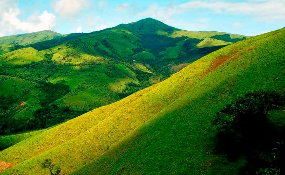 Kemmangundi is a beautiful Hill station located in Tarikere taluk of Chikmagalur district Karnataka, India. It is at an elevation of 1434m 