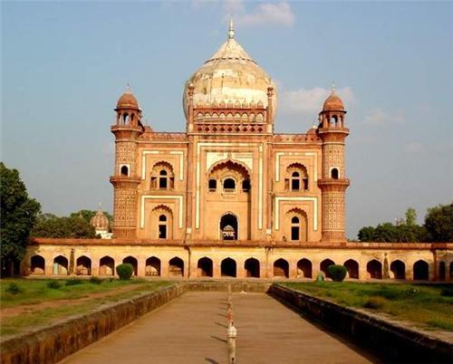 Safdarjung tomb. This tomb was built in the year 1754 in memory of Safdarjung, the governor of Avadh and Nawab Shuja-ud-dualah’s father.