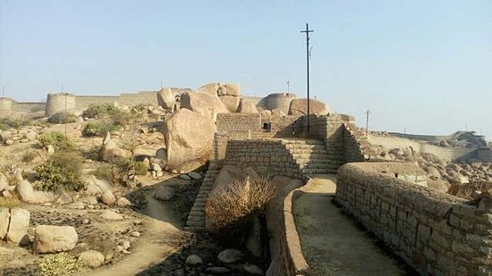 Bellary Fort was constructed by Hande Hanumappa Nayak who was a feudatory to the Vijayanagar Empire. 