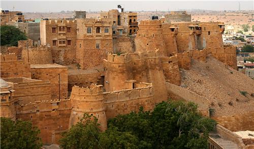 Jaisalmer fort is one of the oldest fort built by Raja Jaisal in the year 1165 AD. The fort is also known as Sonar Qila.