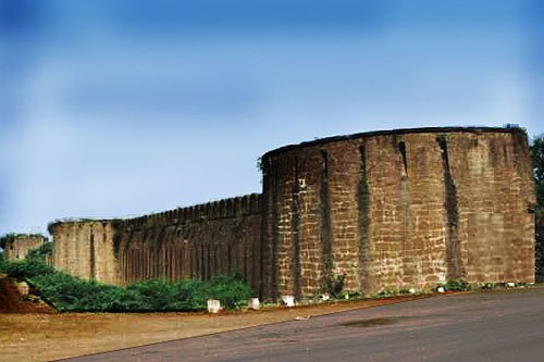 Bijapur Fort: The world famous Bijapur fort is located in Bijapur district of Karnataka, India. It is also known as Vijapura Kote 