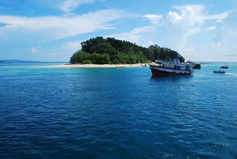 Clear waters in Jolly Buoy Island