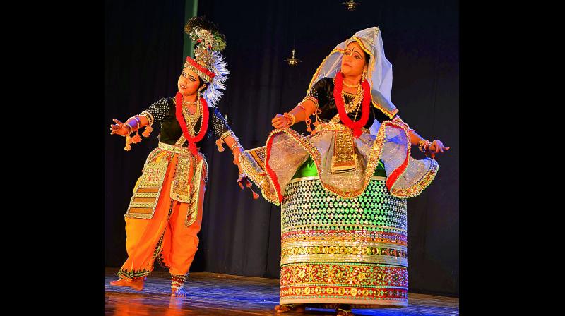 Manipuri dance is aclassical dance from Manipur. The dance is in the form of dance drama based on Raslila (the love between Radha Lord Krishna). 