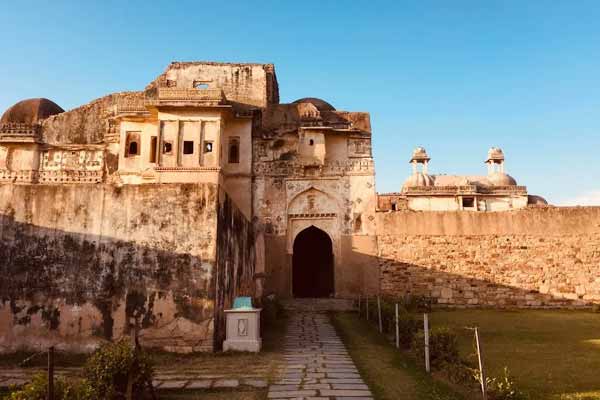 Chittorgarh Tourism: Chittorgarh has many places of interest to visit. Some of them Chittorgarh fort, Vijaya Stambha, Kirti Stambh and more