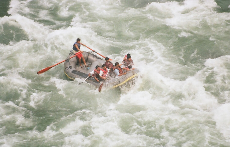 People enjoy the water sport in Rishikesh