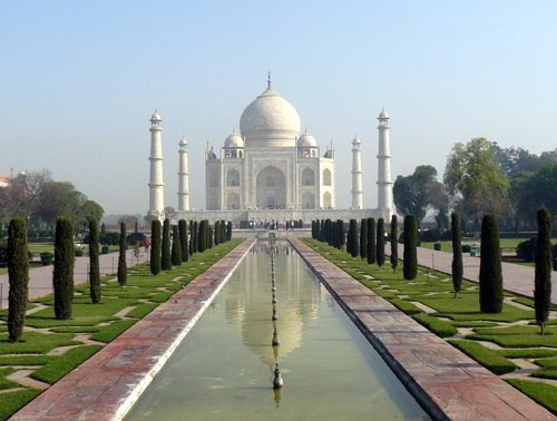 The beautiful garden of Taj Mahal
